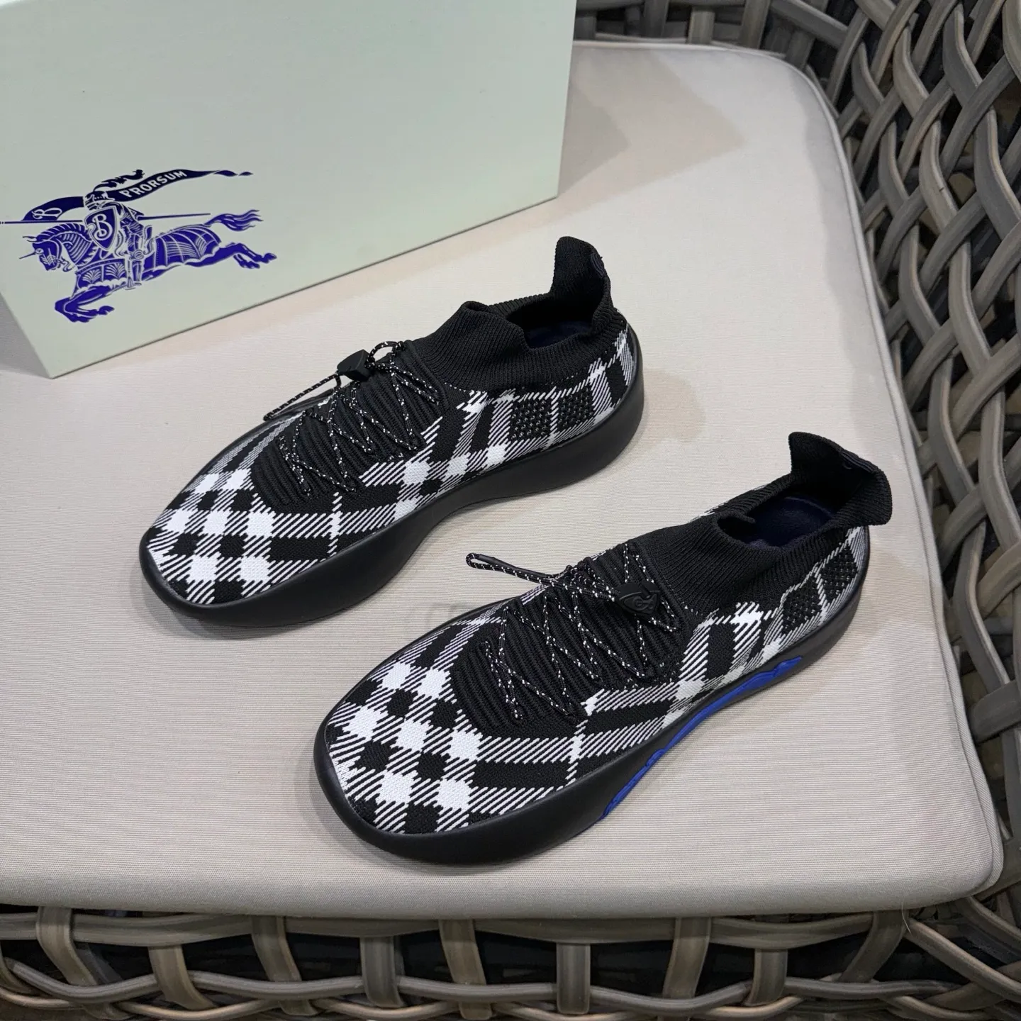 Men's shoes 💰480 [New style] 🐝🐝BURBERRY/Burberry plaid knitted Neptune sneakers｜With breathable sock-style upper｜Embellished with knitted Burberry plaid｜Leather lining Incorporated into a plaid lace design｜Equipped with B-shaped shield buckle｜The sole is decorated with a large wrapped equestrian knight logo (EKD)｜Round toe #drawstring closure#The sole is decorated with the equestrian knight logo (EKD)｜At least 50% of the main materials of the boutique are from renewable sources Size: 39-44 (45 custom-made)